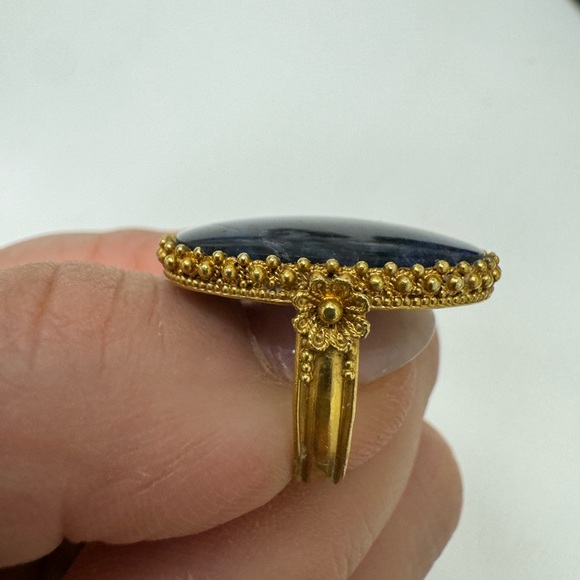 Ilias LaLaounis Sodalite Ring 18k Yellow Gold with an intricate filagree design - Picture 14 of 16